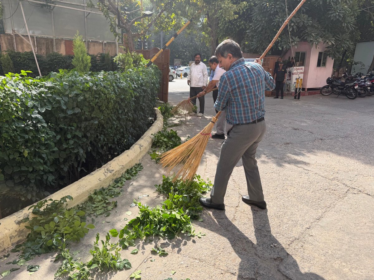 ncuicoop's tweet photo. भारतीय सहकारी संघ द्वारा आयोजित स्वच्छता अभियान के दौरान मुख्य कार्यकारी महोदय एवं अधिकारियों/कर्मचारियों द्वारा श्रमदान कर स्वच्छता एवं स्वच्छ परिसर के प्रति अपनी प्रतिबद्धता व्यक्त की गई। 🧹🌿

स्वच्छता अपनाएँ, स्वच्छ भारत बनाएँ।
#SwachhataAbhiyan #SwachhBharat #SwachhParisar #Shramdaan #SwachhataHiSeva
@MinOfCooperatn