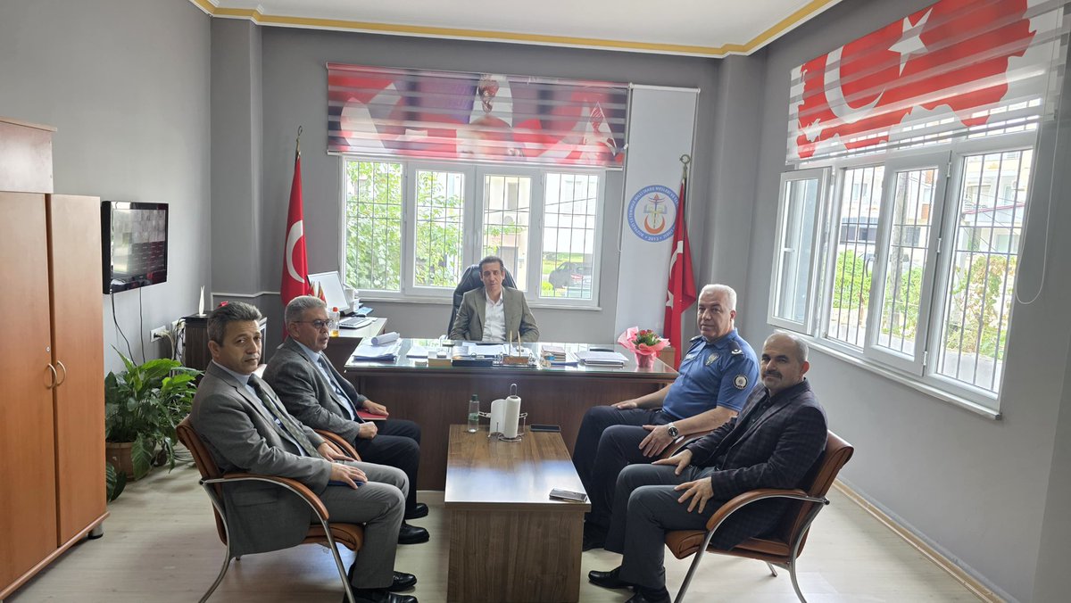 Bozyazikaymklgi's tweet photo. 📌 Kaymakamımız Sayın Dr. Tuncay Topsakaloğlu, okul güvenliği kapsamında 15 Temmuz Milli İrade Mesleki ve Teknik Anadolu Lisesi’ni ziyaret etti.

Ziyarete İlçe Emniyet Müdürü Şeref Paşaoğlu ve İlçe Milli Eğitim Müdürü Yusuf Batkı eşlik etti.

https://t.co/z6LJyAVtzX https://t.co/16rJoN3NLW