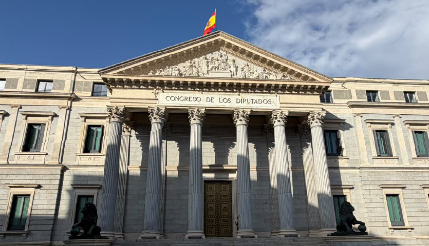 Farmaindustria's tweet photo. España tiene la oportunidad de consolidarse como un gran hub biofarmacéutico internacional. Desde Farmaindustria proponemos 10 líneas estratégicas:

1️⃣ Un SNS orientado al valor y la sostenibilidad.
2️⃣ Más inversión pública y acceso ágil y equitativo a la innovación.
3️⃣ Mayor competitividad financiera y fiscal en I+D y producción.
4️⃣ Reforzar la producción y la autonomía estratégica.
5️⃣ Potenciar el programa PROFARMA para atraer inversiones.
6️⃣ Consolidar el liderazgo en investigación clínica.
7️⃣ Construir un ecosistema científico y digital líder en Europa.
8️⃣ Impulsar el talento y la transferencia tecnológica.
9️⃣ Avanzar en sostenibilidad, inclusión y buen gobierno.
🔟 Agilizar y simplificar la gestión administrativa.

La industria farmacéutica innovadora quiere seguir siendo un aliado estratégico para convertir estas oportunidades en más salud, innovación, inversión y empleo para España.

Más info: https://t.co/9KS3CJz1rk