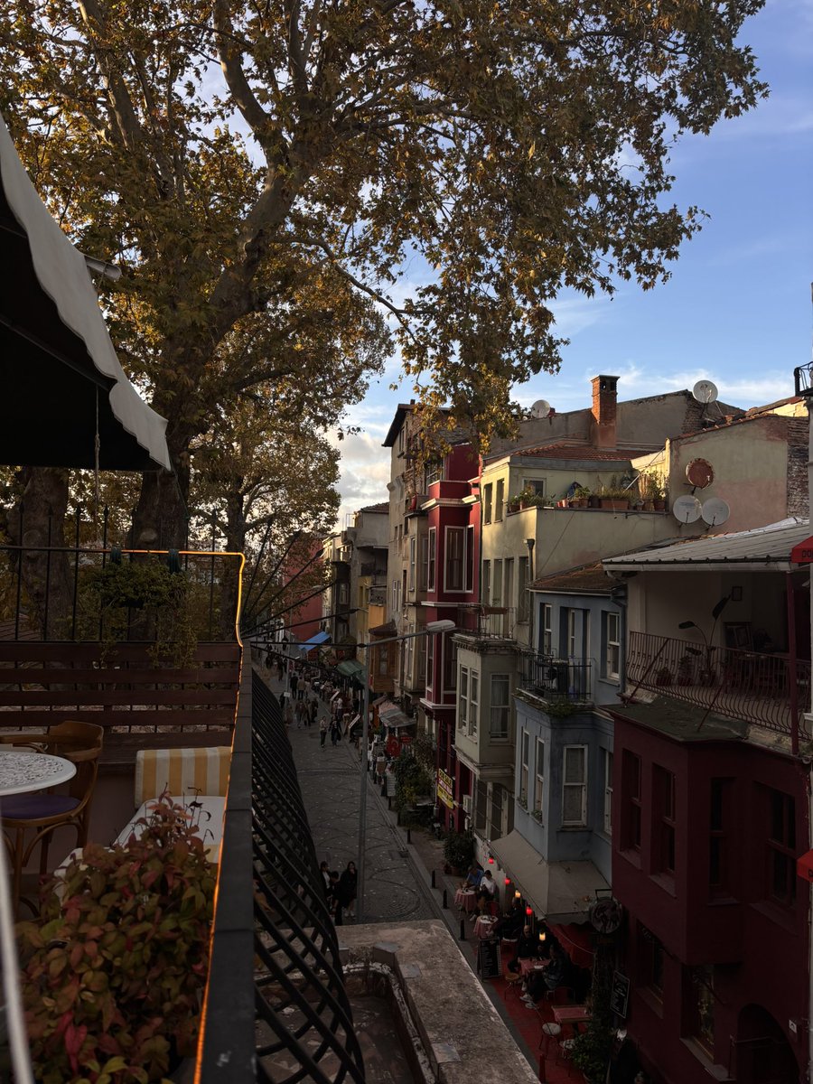 Plntnrr's tweet photo. Bir akşamüstü Balat ✨ https://t.co/mF5cQEuxIN