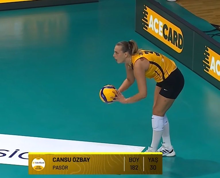 3Muhammetyildiz's tweet photo. Savunmadan hücuma geçişlerde VakıfBank SK'nın temposu çok değerli. Bloktan çıkan topları yeniden oyuna sokup ikinci aksiyonda doğru hücum tercihini yapıyoruz. Özellikle uzun rallilerde bu sabır ve oyun disiplini, takımımızın fiziksel ve taktik kalitesini gösteriyor. https://t.co/xdBcKFV9ym
