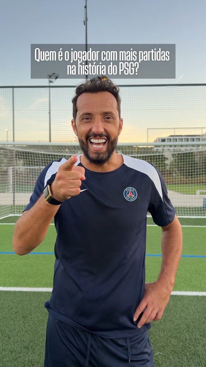 A bearded man wearing a Paris Saint-Germain training kit smiles and points at the camera on a soccer field, with overlaid text in Portuguese reading "Quem é o jogador com mais partidas na história do PSG?" (Who is the player with the most matches in PSG history?). The image ties to the post about Nene10 taking the club's quiz challenge.