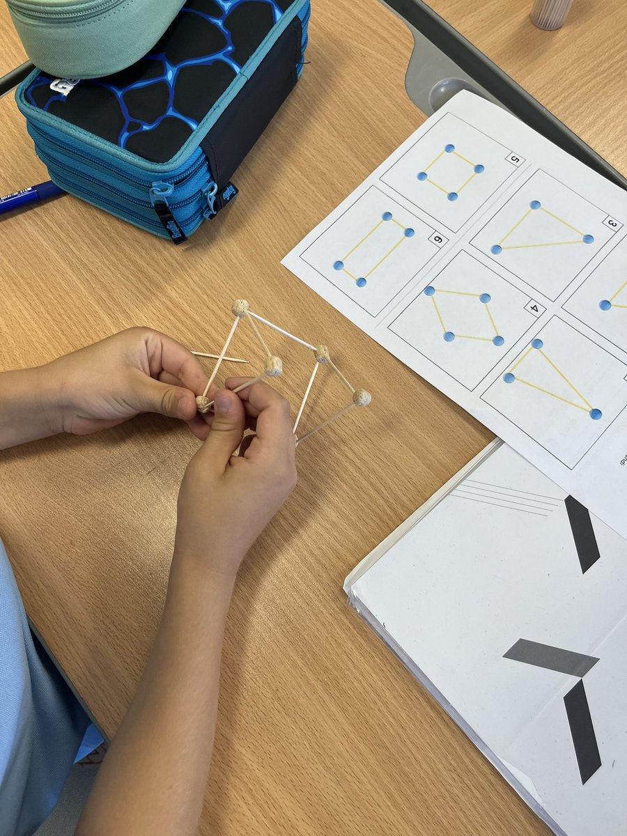PEER2FORMATHS's tweet photo. 🇪🇪 Jour 2 à Reaalkool ! Notre immersion se poursuit dans les classes du primaire : manipulation, coopération et tablettes dès les premières années. Autonomie et confiance nourrissent nos réflexions sur les maths. 📐📱
#PEER2ForMATHS #ErasmusPlus https://t.co/lyU95qkSTq