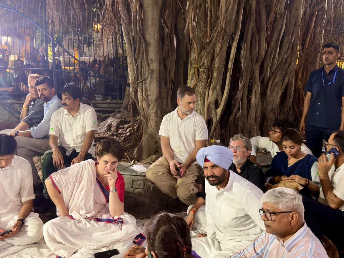 janardanspeaks's tweet photo. एक जमाना था...जब...

* हवाई जहाज मे जन्मदिन मनाया जाता था.
* INS विराट पर पार्टी होती थी.
* किसी एयरपोर्ट पर कोई रोक टोक नहीं थी.
* कोई सुरक्षा जांच नहीं होती थी.
* माँ राजमाता....बेटा युवराज और बेटी प्रिंसेस कहीं जाती थीं.

फिर एक दिन...मोदी आ गया और ये सड़क पर आ गए 😁😁 https://t.co/n5PKZZfwTY