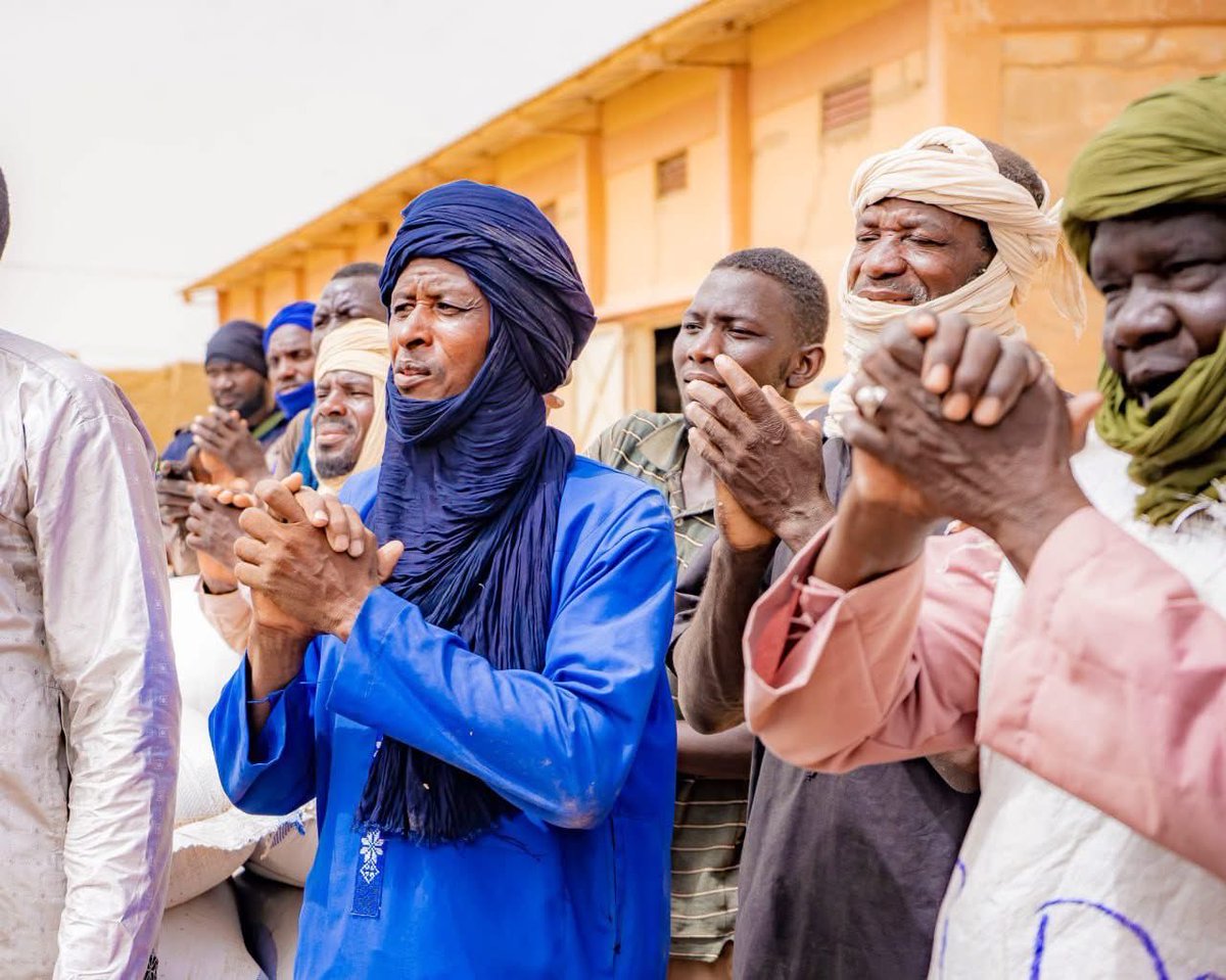 AgRedouwane's tweet photo. 🕊️ National commitment to peace and social cohesion

📍🇲🇱  This field tour across #Kayes, #Timbuktu, #Mopti, #Bandiagara, and #Douentza shows the State standing with vulnerable communities.

By linking immediate relief to agricultural resilience, the Food Security Commission advances the national priorities set by Mali head of state : food security at the heart of peace and social cohesion 🌾🕊️

To feed people is to nourish peace ❤️✨

#FoodSecurity #NourrirLaPaix #Mali #PNR2026 #CSA