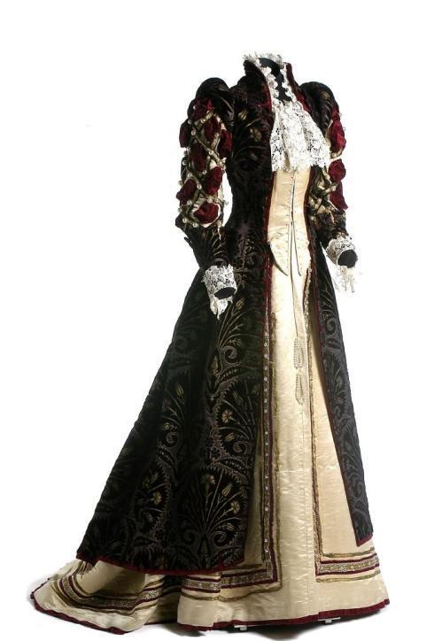 wikivictorian's tweet photo. Fancy dress costume, 1893. Museo del Traje. https://t.co/T3OyRfJ4qy
