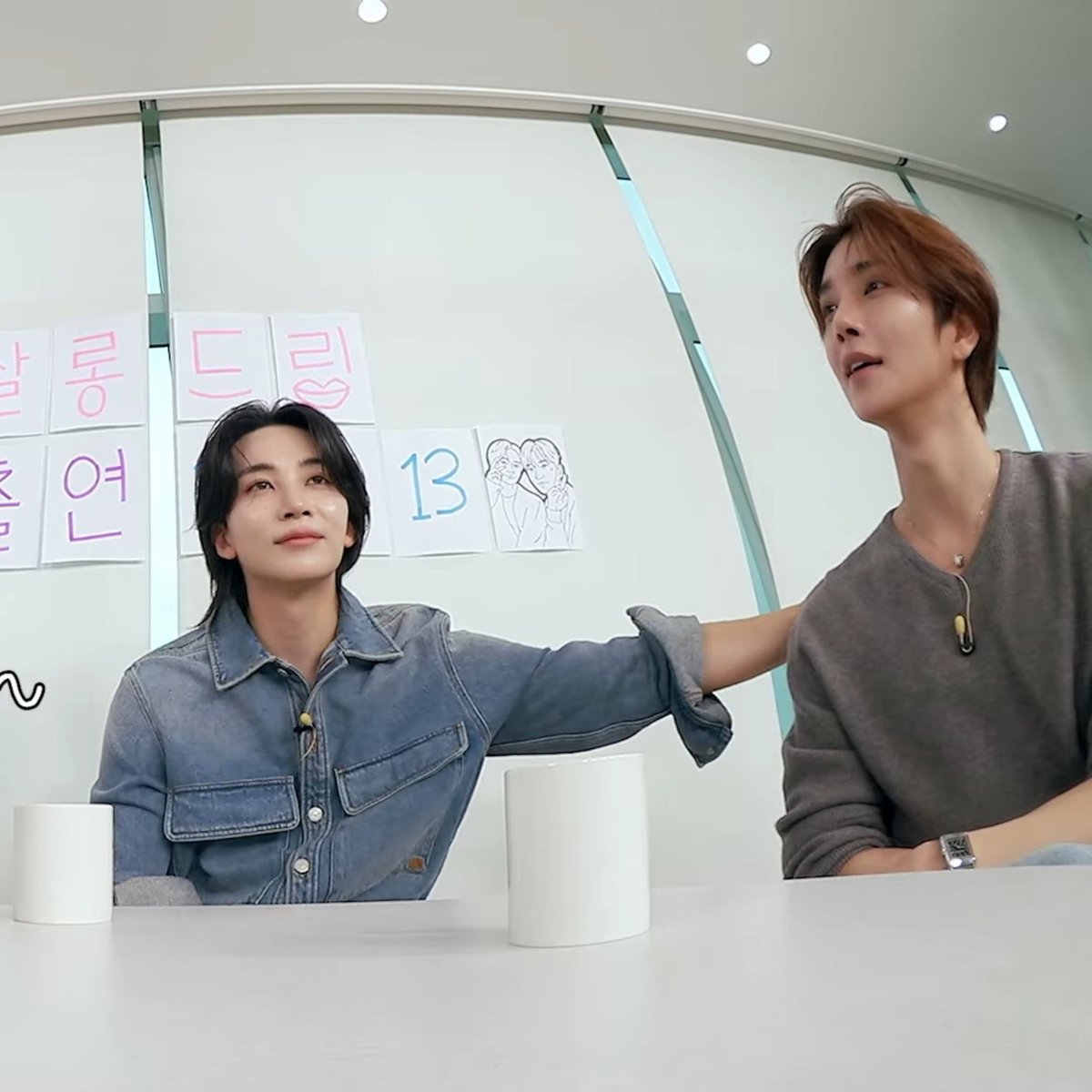 brewingyh's tweet photo. js: 😠😤
jh: aigoo ang asawa ko galit na naman https://t.co/wXpRdMYINJ