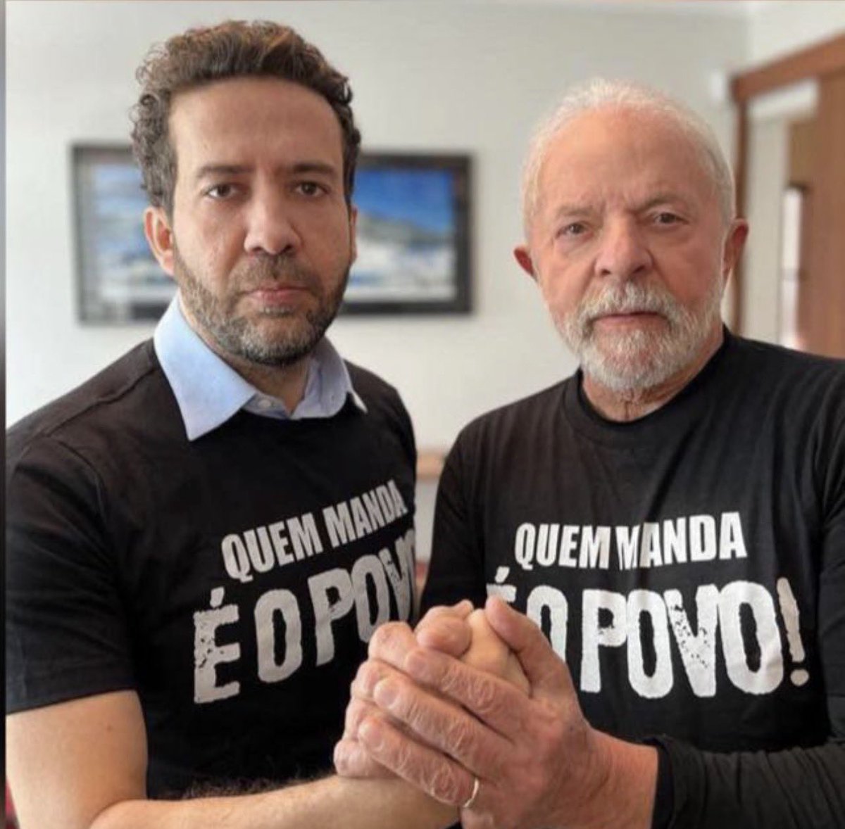 _janoninho's tweet photo. 🚨1MILHÃO PELA REELEIÇÃO DO 
PRESIDENTE LULA🚨

1 milhão de vozes
Uma só língua
Uma só missão: a reeleição do presidente Lula

Não é número. É força. É rua, é rede, é urna

Cada um que entra multiplica o recado e aproxima a gente de 1M

Abre o direct. Pede o link. Chama quem ainda está de fora

🇧🇷✊🔴 Direct aberto. Link na hora

1M de vozes
Uma só língua
Lula 2026