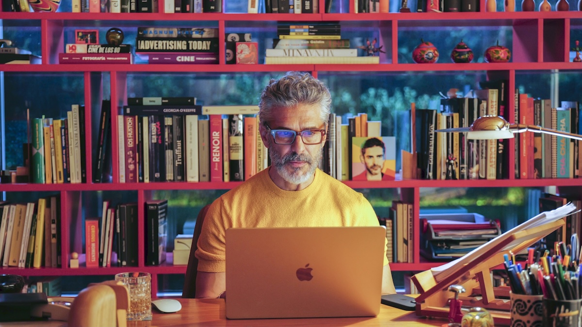 reverse_shot's tweet photo. BITTER CHRISTMAS is "one of Almodóvar's more intricately structured and conceptually sound films, an internal auteurist audit that rigorously questions the authenticity of inspiration." 
@Eng_Matthew reviews for #NYFF:
https://t.co/8Kgqn68YHt https://t.co/3NlnqPFG57