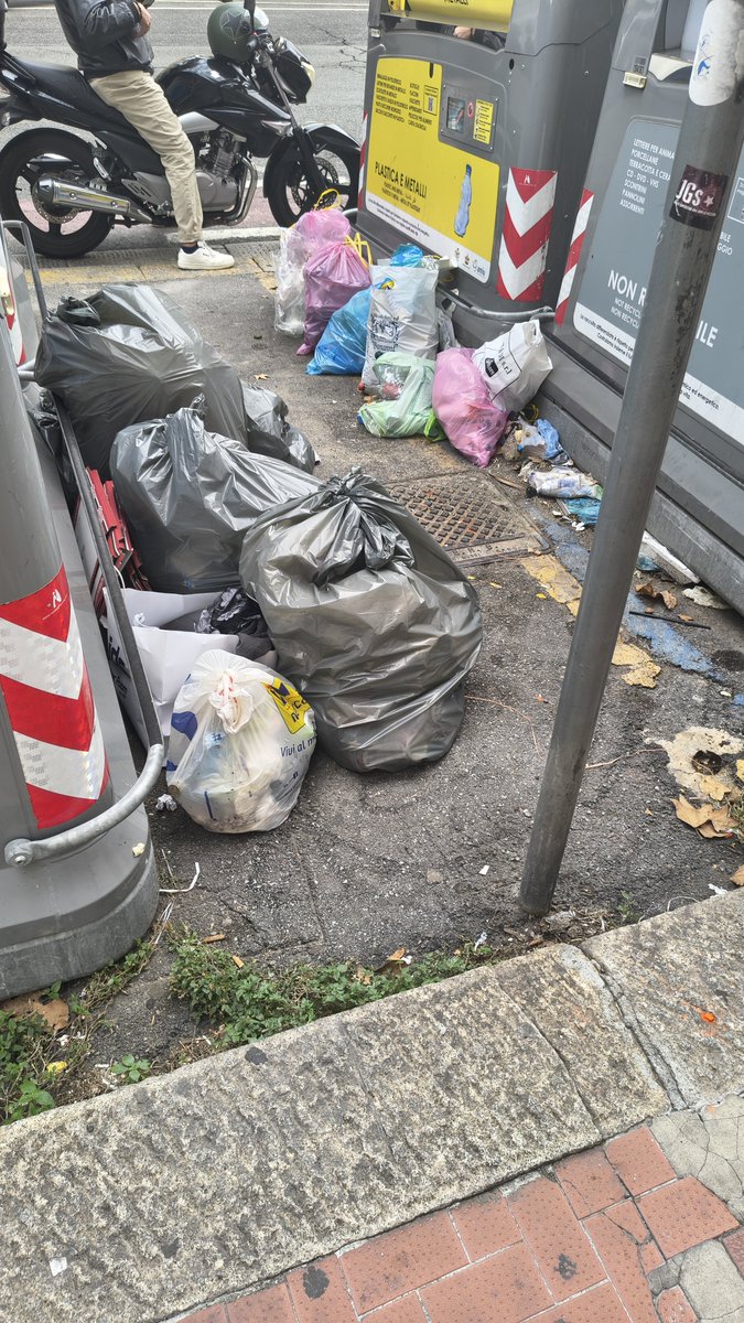 parodi_luca's tweet photo. @EffeNadana Non per tornarci sopra, questa è Corso Sardegna, dov'è la pulizia? Gli spazini di quartiere, ma cosa vi state raccontando? https://t.co/yKgQ7MBB1h