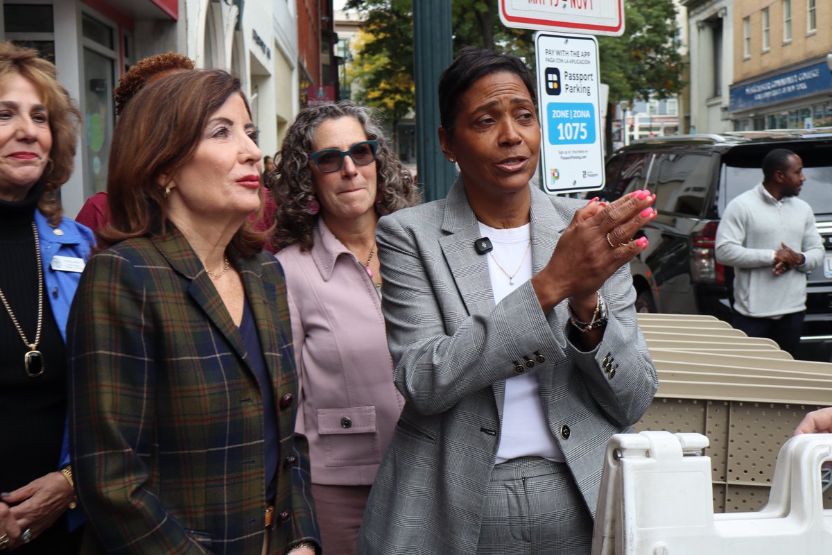 EricSRHarvey's tweet photo. Gov. Kathy Hochul paid a visit to the City of Peekskill this weekend for a brief tour of retail businesses and DRI projects.

Read here: https://t.co/Ug7Vi82O1R https://t.co/2v3MiMA3DO