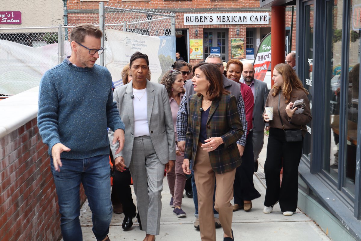EricSRHarvey's tweet photo. Gov. Kathy Hochul paid a visit to the City of Peekskill this weekend for a brief tour of retail businesses and DRI projects.

Read here: https://t.co/Ug7Vi82O1R https://t.co/2v3MiMA3DO