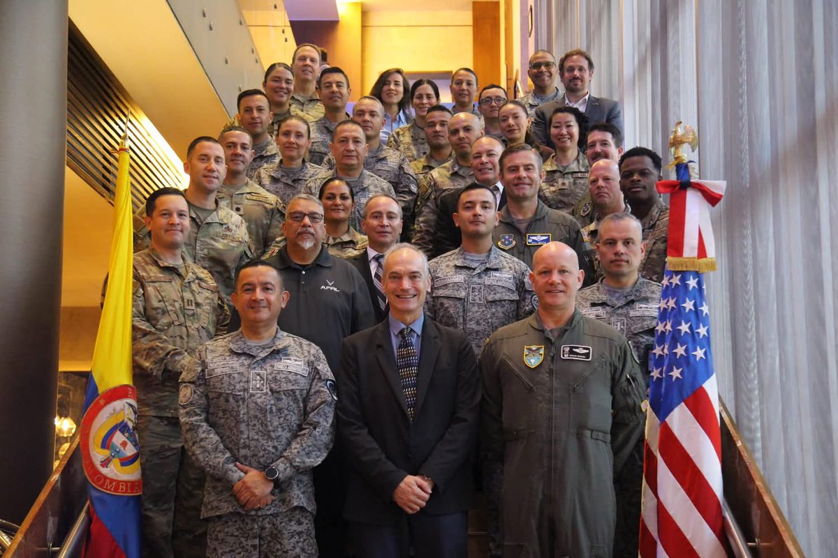 AFSOUTH's tweet photo. Built on trust, mutual respect and expertise, AFSOUTH and the @FuerzaAereaCol met for Airman-to-Airman Talks to align priorities and plan bilateral cooperation through 2028. This partnership strengthens our ability to meet emerging threats and protect our shared hemisphere. 🇺🇸 🇨🇴 https://t.co/9onEQfcxVh