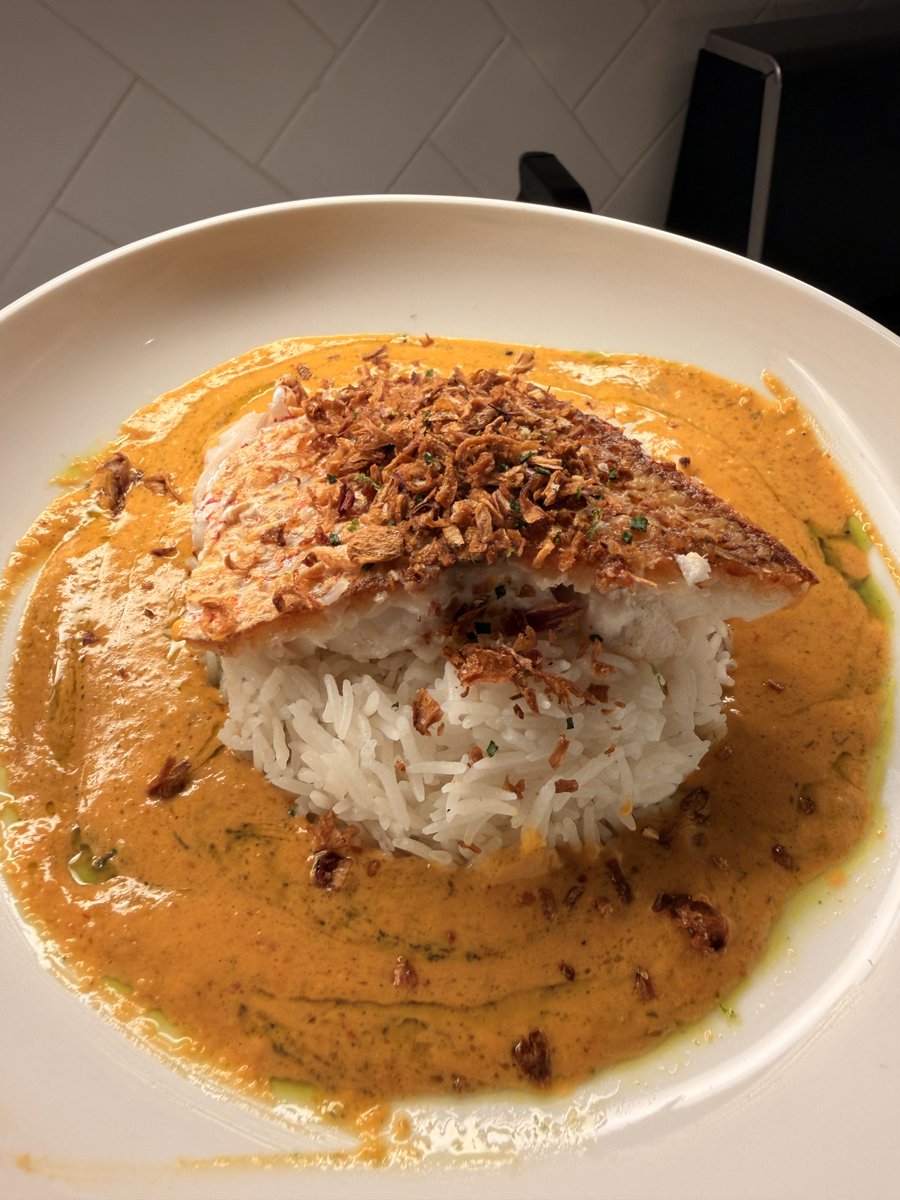 adamtalvarez's tweet photo. Bluefin toro on crackers, red Thai curry snapper https://t.co/7GTzqLIP5Q