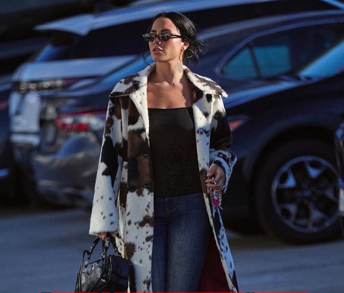 DemiBase_'s tweet photo. Demi Lovato looks gorgeous in LA today. https://t.co/ZeU4hxGClk