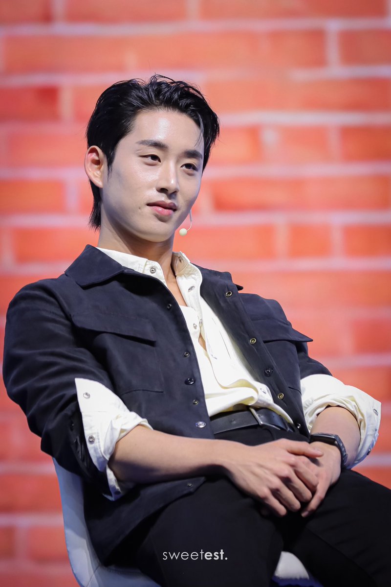 sweetestcure19's tweet photo. มีคนแอบไหลลลลล

@EstRvp #est_rvp 
WILLIAMEST WESLEY ON STAGE
#GMMTVLiveHouse https://t.co/hBt5cBIrf1