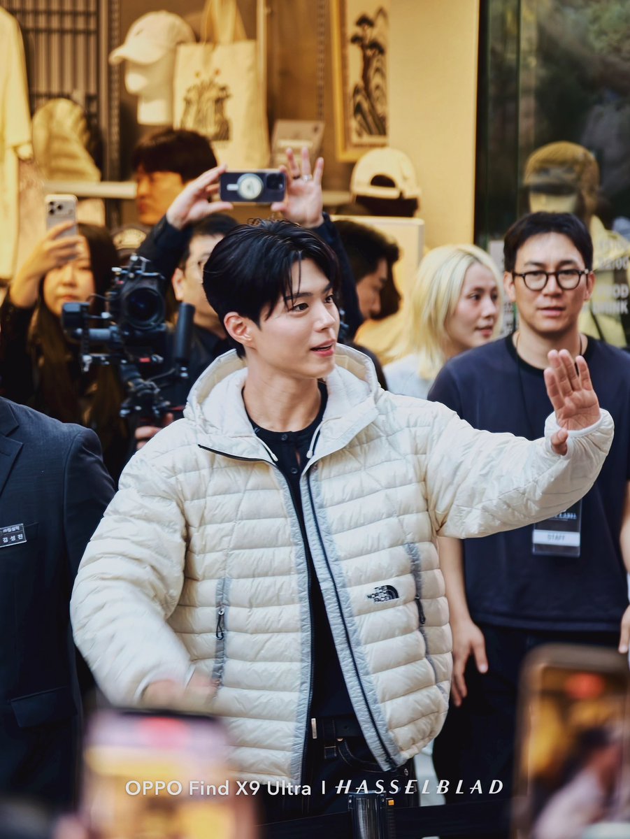 zagummy1's tweet photo. See? Seeing moving bogum once a week really could cure me. Especially if we get bogum’s ig post early morning like today. Getting high energy all day long 🔥 https://t.co/W0jsQaYHnd