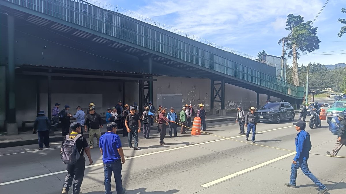 CanalAntigua's tweet photo. 🚨🚧 Manifestaciones generan bloqueos en distintos puntos del país

Se reportan bloqueos en la CA-2 Occidente, km 264, Catarina, San Marcos; en la CA-9 Norte, km 126, Santa Cruz, Río Hondo, Zacapa; y en la ruta Interamericana, en jurisdicción de San Lucas Sacatepéquez.

📍 En el sector de la pasarela que da ingreso a Santiago Sacatepéquez también se registra un bloqueo relacionado con una manifestación de exmilitares.

🚗 Se recomienda tomar rutas alternas y conducir con precaución ante las complicaciones en la circulación.

#Bloqueos #Tránsito #Guatemala