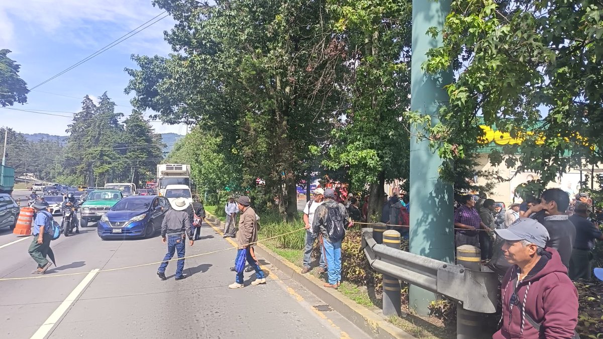 CanalAntigua's tweet photo. 🚨🚧 Manifestaciones generan bloqueos en distintos puntos del país

Se reportan bloqueos en la CA-2 Occidente, km 264, Catarina, San Marcos; en la CA-9 Norte, km 126, Santa Cruz, Río Hondo, Zacapa; y en la ruta Interamericana, en jurisdicción de San Lucas Sacatepéquez.

📍 En el sector de la pasarela que da ingreso a Santiago Sacatepéquez también se registra un bloqueo relacionado con una manifestación de exmilitares.

🚗 Se recomienda tomar rutas alternas y conducir con precaución ante las complicaciones en la circulación.

#Bloqueos #Tránsito #Guatemala