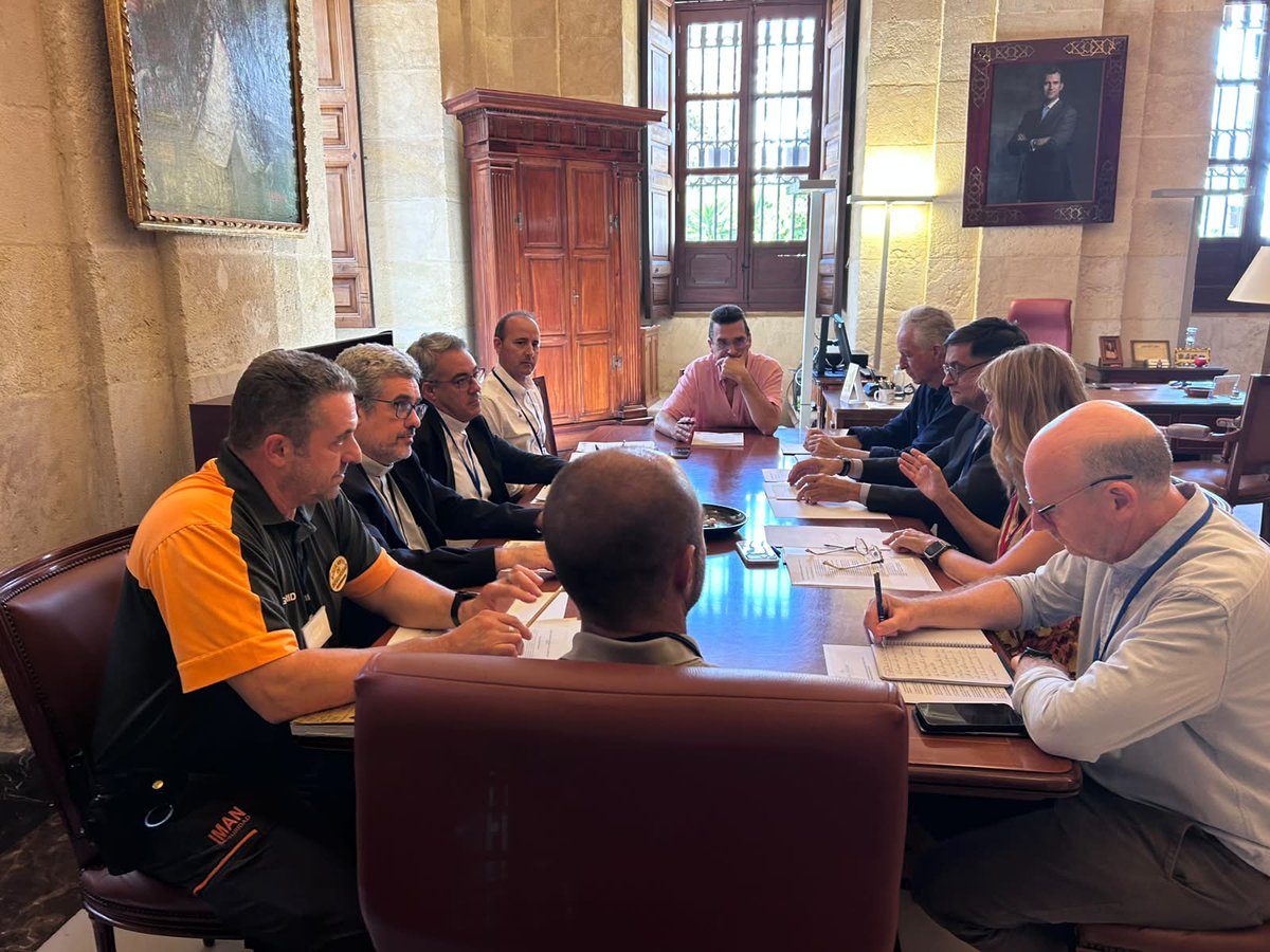 CatedraldeSev's tweet photo. La Catedral de Sevilla ha participado en una nueva reunión de trabajo con el @SevillaAlcazar y el Archivo General de Indias para avanzar en la coordinación en materia de seguridad, protección del patrimonio y gestión de visitantes.

Durante el encuentro, celebrado en el Archivo de Indias, se revisaron proyectos compartidos relacionados con la comunicación entre los equipos de seguridad, los protocolos conjuntos de actuación y salvaguarda del patrimonio, la formación y la gestión de accesos y visitantes.

Las tres instituciones forman parte del conjunto inscrito en la Lista del Patrimonio Mundial de la @UNESCO_es como «Catedral, Alcázar y Archivo de Indias de Sevilla», una condición compartida que refuerza esta colaboración para conservar y transmitir su valor.