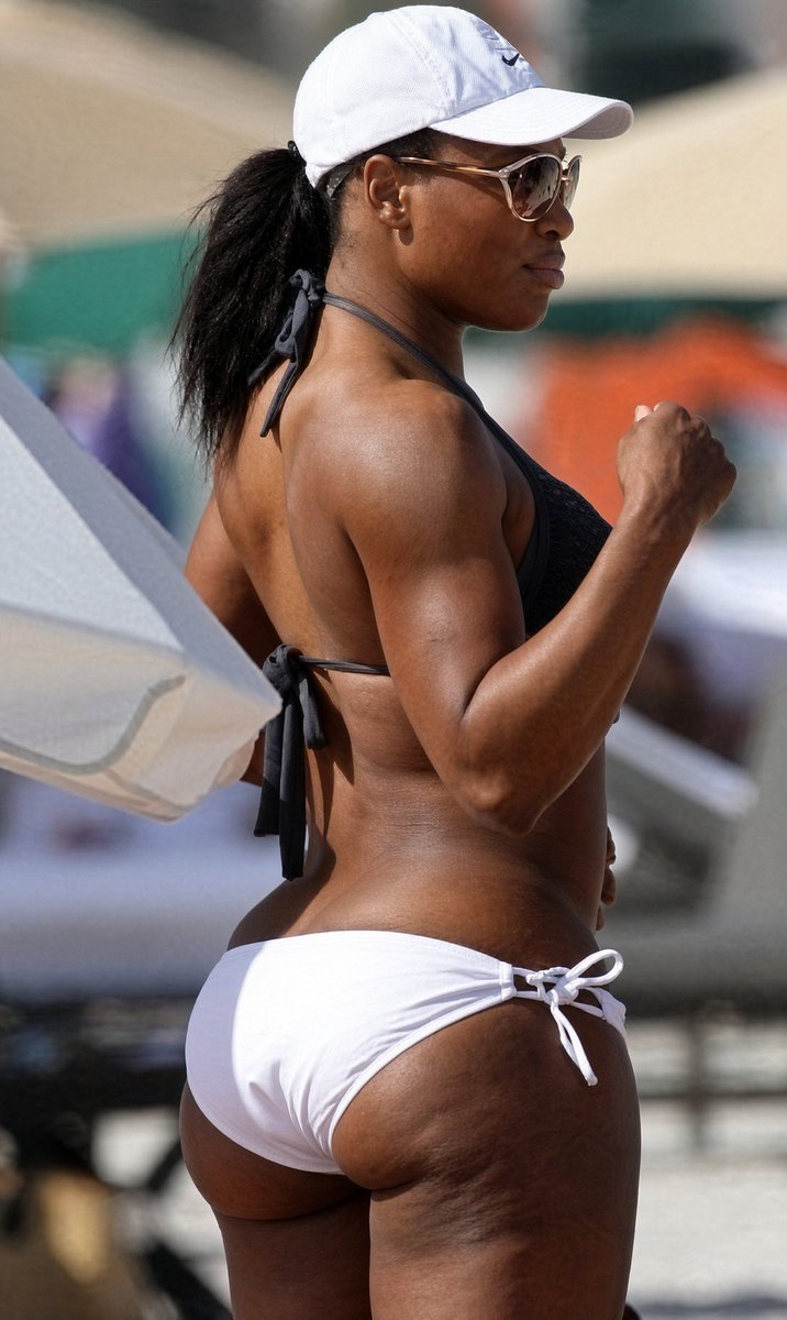 DateeD1's tweet photo. Serena Williams relaxing on Miami beach. looking at that poor pair of shorts fighting for survival. https://t.co/1zGLFiLWdZ