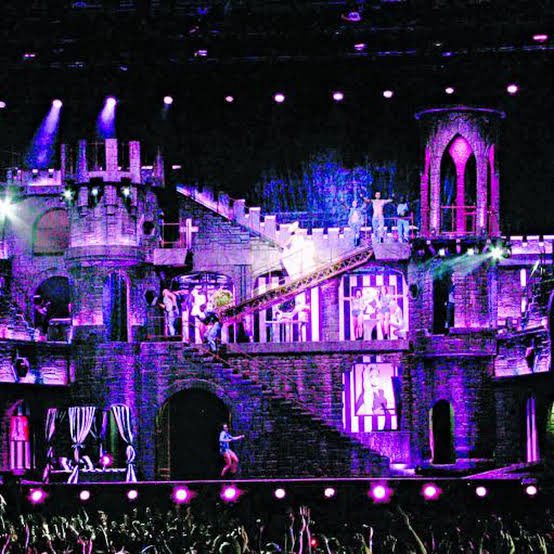 LuvinaPE's tweet photo. Lady Gaga también hizo su concierto en San Marcos. Ojo; que su show sí fue el mismo que el del resto del mundo; no le dio migajas a Latam. 

Encima, hizo obras y visitas benéficas en Ventanilla y en Lurín. Y ¿saben qué? Nunca se quejó del trabajo de la prensa. https://t.co/5D9IOBkoCQ