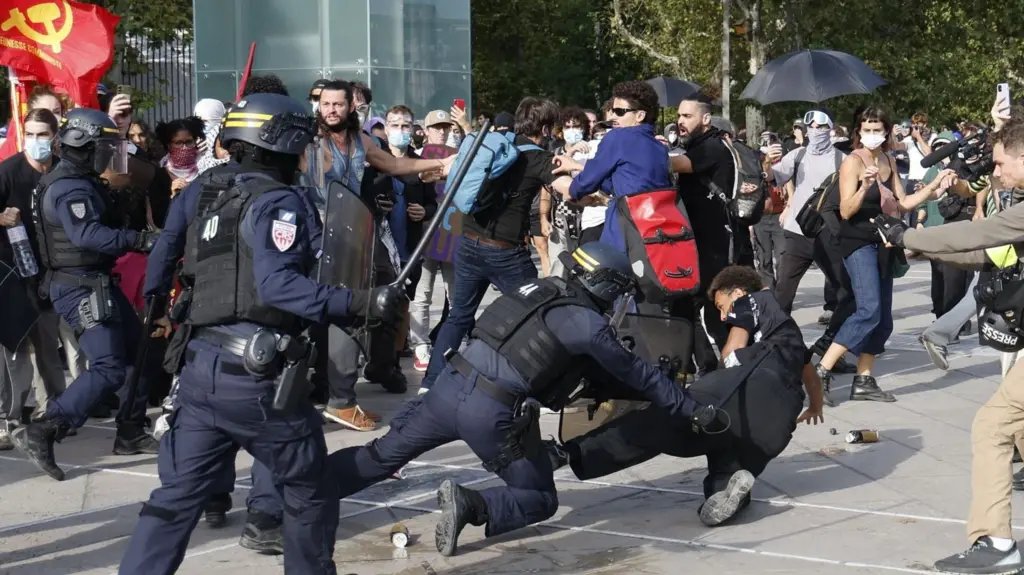 beyondB_DAG's tweet photo. The children of France needs protection.  No serious nation would deploy such brutality on its own people. 

It is not a crime for the children to say, use the money you spend on jihadists movement and Africa and in Ukraine to improve the conditions of our school and teaching standards.