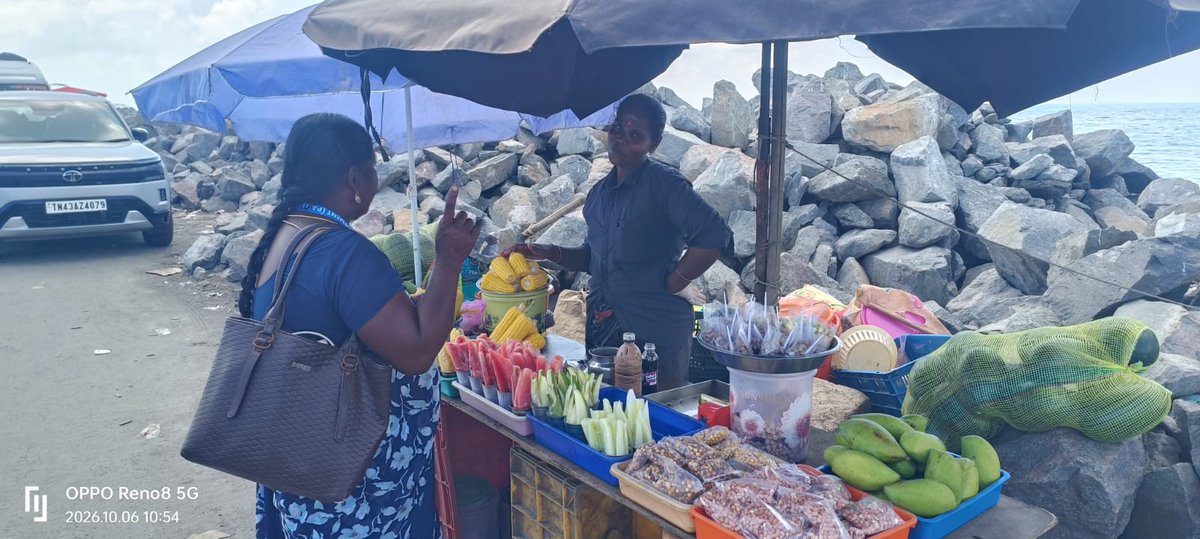 padgom2024's tweet photo. 🌊 Protecting Our Coast Together!
PAD, with HCLFoundation support, raised awareness among roadside vendors at Arichalmunai, Dhanushkodi on avoiding single-use plastics and keeping our coast clean.
🤝 Small actions. Cleaner coasts.
#PAD #HCLFoundation #SacredShores #GulfOfMannar https://t.co/EOCPS6vIPh