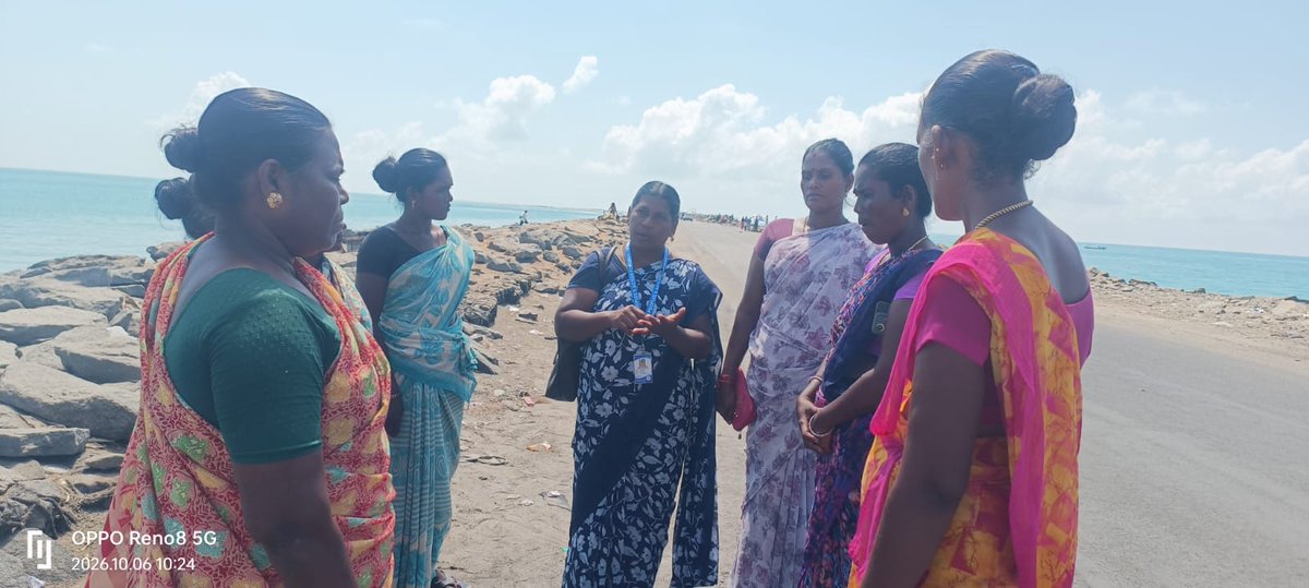 padgom2024's tweet photo. 🌊 Protecting Our Coast Together!
PAD, with HCLFoundation support, raised awareness among roadside vendors at Arichalmunai, Dhanushkodi on avoiding single-use plastics and keeping our coast clean.
🤝 Small actions. Cleaner coasts.
#PAD #HCLFoundation #SacredShores #GulfOfMannar https://t.co/EOCPS6vIPh
