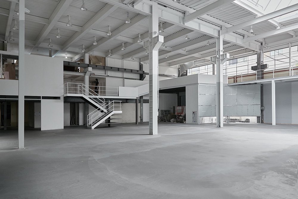 brainyshipper's tweet photo. The only reasonable excuse for why JYP booked THIS garage for the 11th annual fan party of the global girl group is… they’re going to film Time To Twice with all the selected ONCEs. 🙄🙄🙄🙄🙄🙄 https://t.co/kDQHQwnJsi
