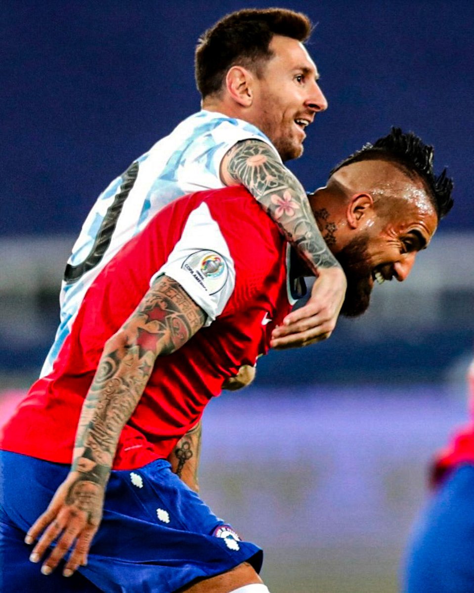 AtaqueFutbolero's tweet photo. "Hoy jugás tu último partido con la Selección de tu país, amigo mío. Siempre te deseo todo el éxito. El mejor jugador de la historia, un extraterrestre." 

Arturo Vidal. 😮‍💨🇨🇱🇦🇷 https://t.co/5BUp28RP6R