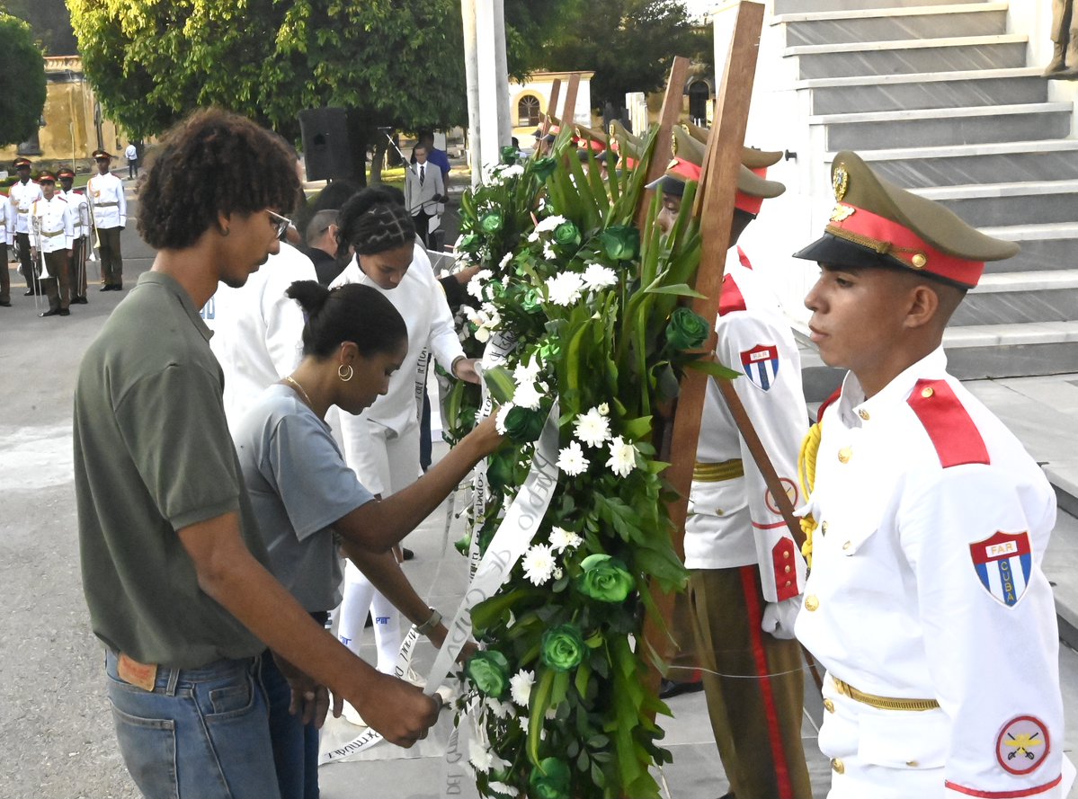 DiazCanelB's tweet photo. Junto a nuestro pueblo rendimos tributo en el Cementerio de Colón a los mártires del crimen de Barbados, a 50 años del abominable hecho. En el Día de las Víctimas del Terrorismo de Estado, honramos su memoria y ratificamos la firme condena al terrorismo en todas sus formas.

1/2 https://t.co/2caTia2pnJ