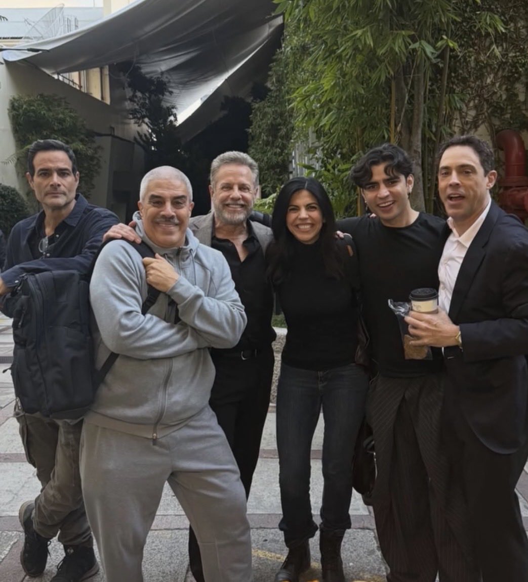 HumbertoFR_'s tweet photo. Foto de Aarón en Televisa con el cast de la novela: Luis Roberto Guzmán, Luis Gatica, Alexis Ayala, África Zavala, y Alberto Agnesi. 📸 

https://t.co/p71j9bD4LG

#AaronMercury #Mercurials #AaronEsHumberto https://t.co/frTn8ZB0Ev