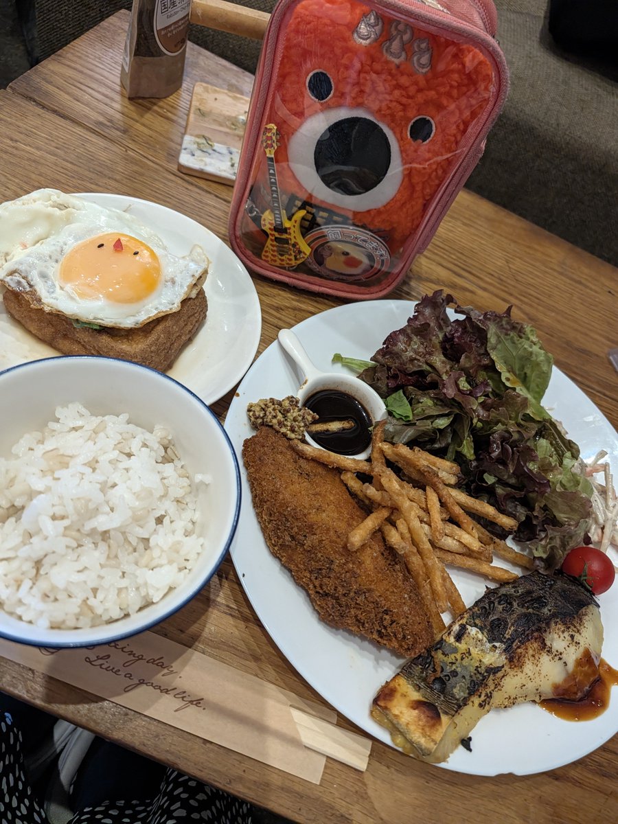 carry_oniku's tweet photo. 今日のランチはお魚たくさん

鰆の西京焼
&amp;フィッシュ&amp;チップス

焼魚のかおりに興奮する
ちまきちゃん接客で🎵 https://t.co/9Q5K8ncFGx