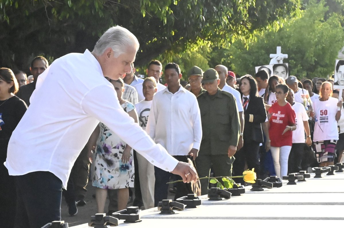 DiazCanelB's tweet photo. Junto a nuestro pueblo rendimos tributo en el Cementerio de Colón a los mártires del crimen de Barbados, a 50 años del abominable hecho. En el Día de las Víctimas del Terrorismo de Estado, honramos su memoria y ratificamos la firme condena al terrorismo en todas sus formas.

1/2 https://t.co/2caTia2pnJ