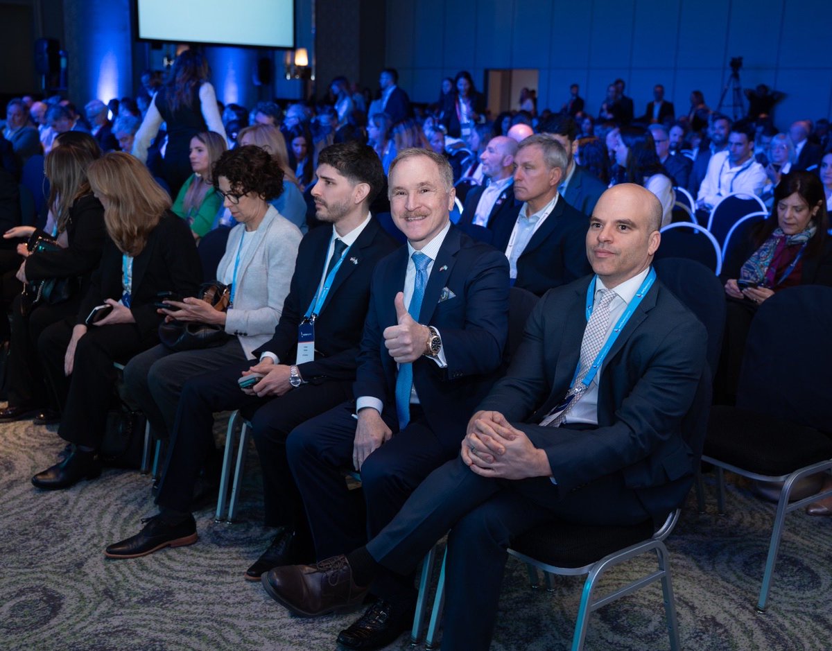 USAmbassadorARG's tweet photo. Talento argentino + reglas claras = más tratamientos en salud. 

Argentina eligió un camino de reglas previsibles y menos regulaciones para atraer inversiones y proteger el trabajo de sus investigadores. La adhesión al Tratado de Cooperación en materia de Patentes (PCT), que ya integran 159 países, es un paso más en ese rumbo. 

La ratificación del ARTI va a permitir, sin dudas, una mayor cooperación bilateral para cambiar el futuro de la salud. 

Hoy, en #AmChamHealthForum 🇺🇸🤝🇦🇷