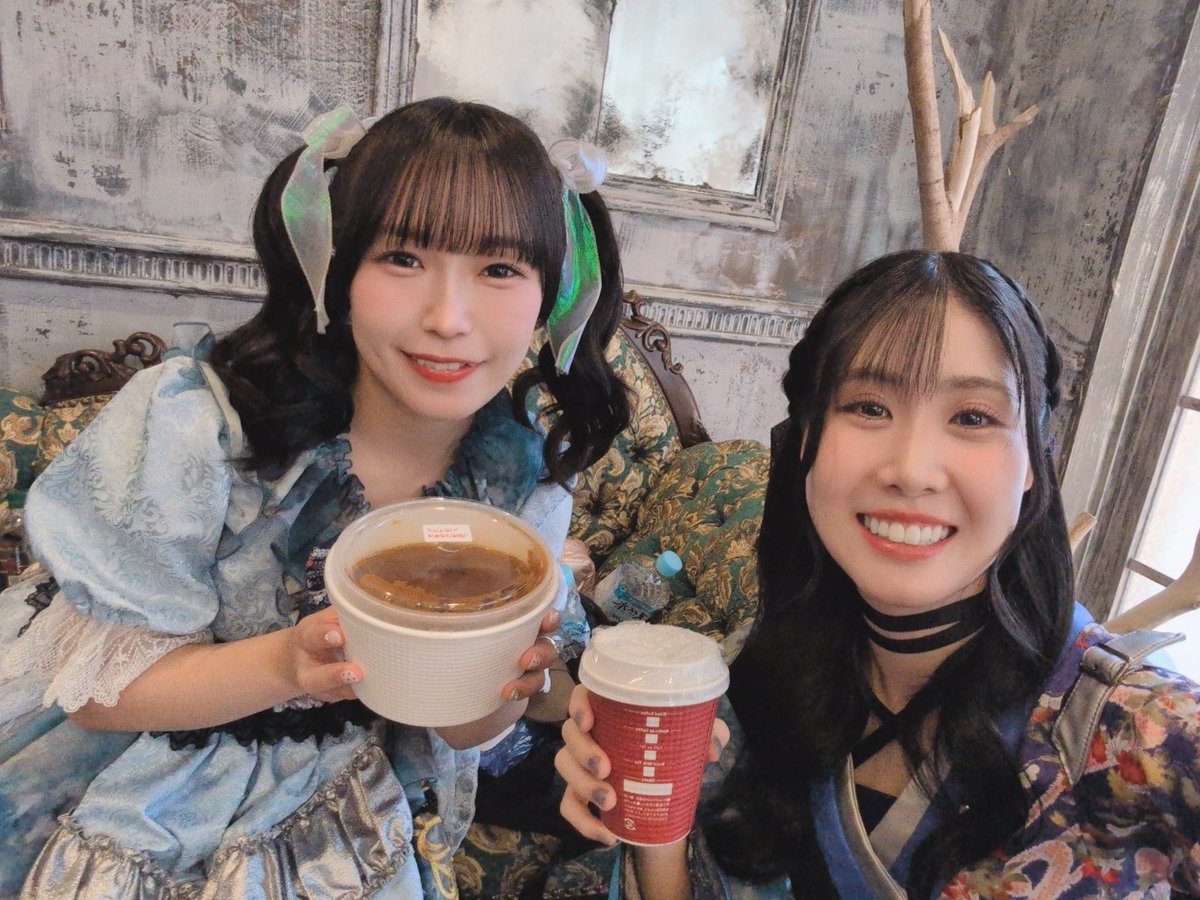 sakura_gt1228's tweet photo. 本日も撮影でした〜✌️連ちゃん
おつかれさまだ！！ねむねむ凪希ちゃと
注文したお昼ご飯のカレーと飲み物が意思疎通なしで、
じゅったんと一緒でした（笑）🍛 https://t.co/BAWiSLXqA6