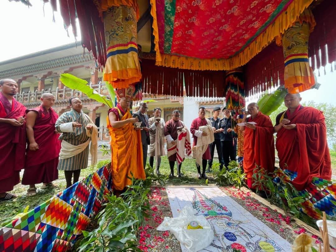 Indiainbhutan's tweet photo. 🇮🇳🤝🇧🇹

India is pleased to support the project at Nganglam Yenla Dratshang.

@MEAIndia @IndianDiplomacy @IndiainBhutanCG @DDIndialive @airnewsalerts @prasarbharati https://t.co/SxSi77daji