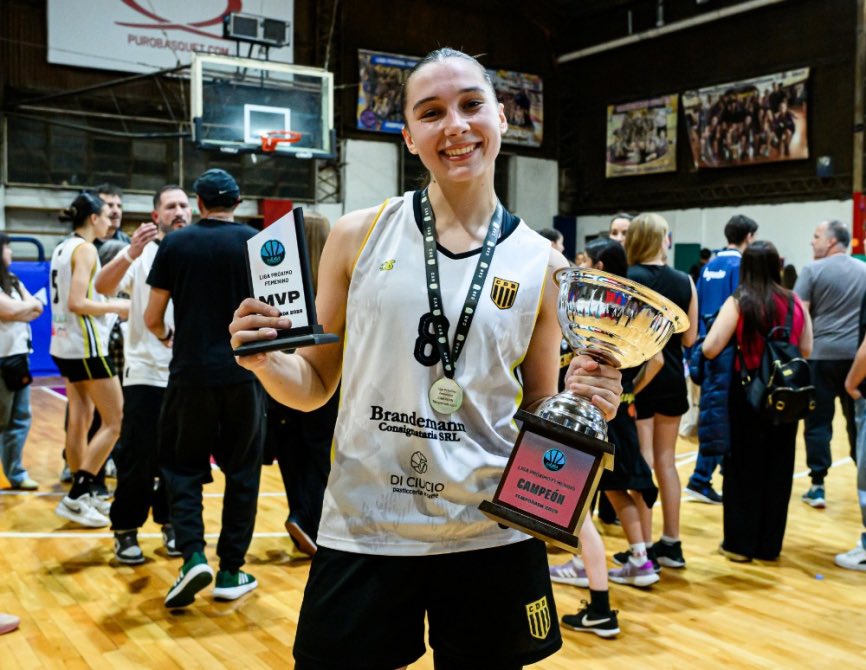 caegomezz's tweet photo. Berazategui se consagró campeón de la Liga Federal U21 Femenina tras vencer a Náutico en la definición.

Los cuatro equipos del Final Four pertenecen a la Liga Femenina, confirmando a la competencia como un espacio clave de desarrollo. https://t.co/dhDADd54Cf