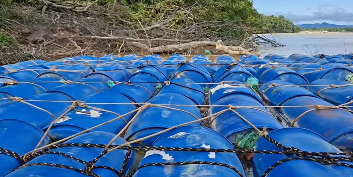Fritz_A_Sanchez's tweet photo. #Atencion #Venezuela

Las balsas mineras ilegales siguen destruyendo la cuenca media del río Caroní, sostenidas por un flujo permanente y cuantioso de combustible 

Si la #FANB tiene presencia y control en las estaciones de servicio y mantiene una extensa red de alcabalas en el #SurDelOrinoco, ¿cómo es posible que enormes volúmenes de combustible lleguen de manera permanente a las redes de balsas y dragas ilegales, así como a los focos mineros en tierra que destruyen los bosques ribereños?

¿Quién controla realmente estas rutas de abastecimiento? ¿Cómo se explica que un negocio ilegal de semejante escala pueda mantenerse operativo a lo largo del tiempo, de los años, sin que las autoridades lo detecten o actúen?