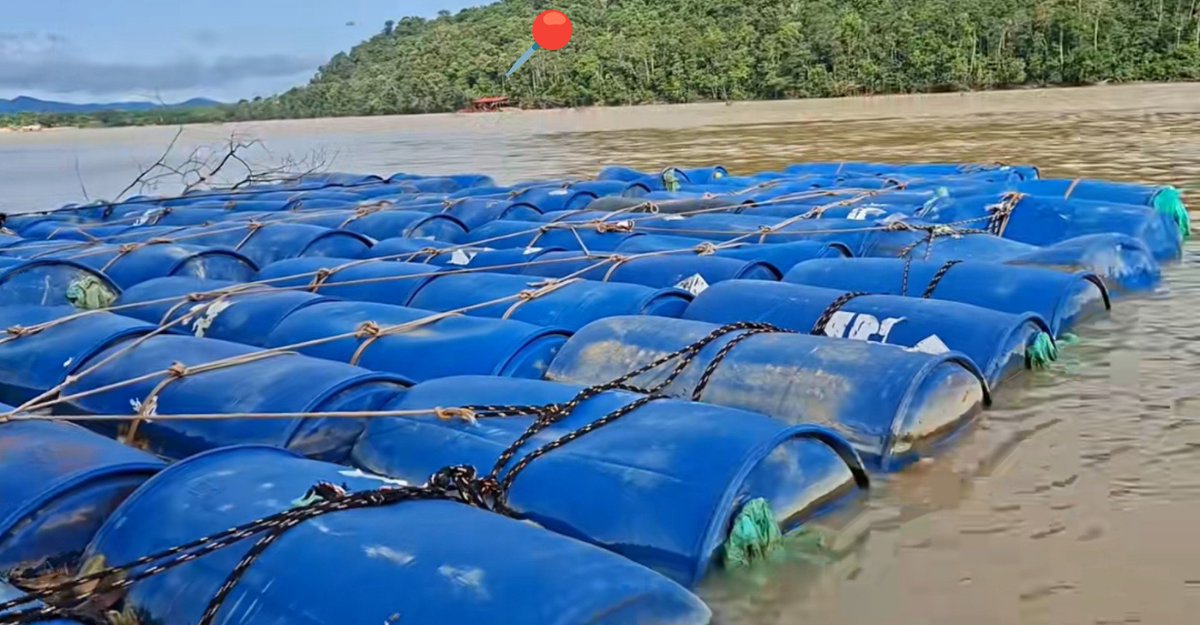 Fritz_A_Sanchez's tweet photo. #Atencion #Venezuela

Las balsas mineras ilegales siguen destruyendo la cuenca media del río Caroní, sostenidas por un flujo permanente y cuantioso de combustible 

Si la #FANB tiene presencia y control en las estaciones de servicio y mantiene una extensa red de alcabalas en el #SurDelOrinoco, ¿cómo es posible que enormes volúmenes de combustible lleguen de manera permanente a las redes de balsas y dragas ilegales, así como a los focos mineros en tierra que destruyen los bosques ribereños?

¿Quién controla realmente estas rutas de abastecimiento? ¿Cómo se explica que un negocio ilegal de semejante escala pueda mantenerse operativo a lo largo del tiempo, de los años, sin que las autoridades lo detecten o actúen?