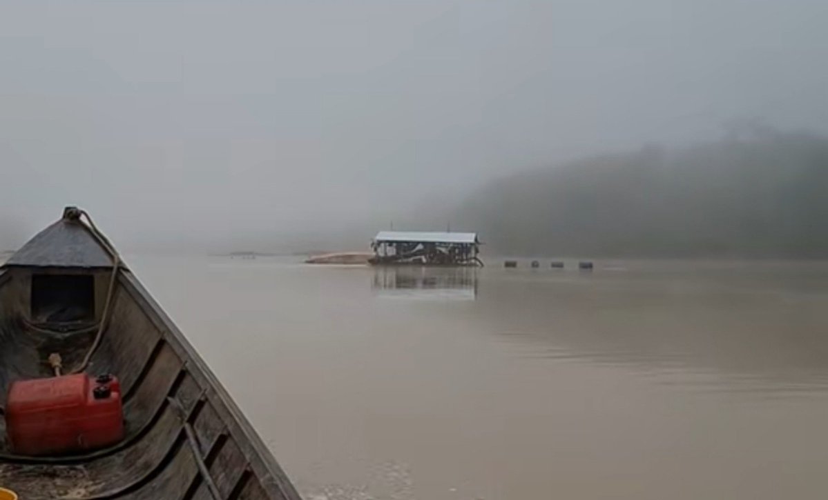 Fritz_A_Sanchez's tweet photo. #Atencion #Venezuela

Las balsas mineras ilegales siguen destruyendo la cuenca media del río Caroní, sostenidas por un flujo permanente y cuantioso de combustible 

Si la #FANB tiene presencia y control en las estaciones de servicio y mantiene una extensa red de alcabalas en el #SurDelOrinoco, ¿cómo es posible que enormes volúmenes de combustible lleguen de manera permanente a las redes de balsas y dragas ilegales, así como a los focos mineros en tierra que destruyen los bosques ribereños?

¿Quién controla realmente estas rutas de abastecimiento? ¿Cómo se explica que un negocio ilegal de semejante escala pueda mantenerse operativo a lo largo del tiempo, de los años, sin que las autoridades lo detecten o actúen?