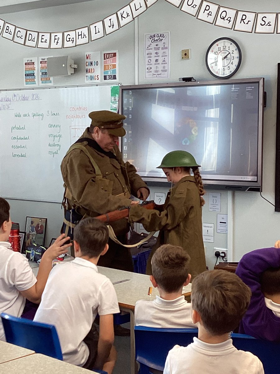 SpringwellY5's tweet photo. We especially loved the artefacts and outfits this afternoon! #history #ww1 https://t.co/hVFYc7mOr4