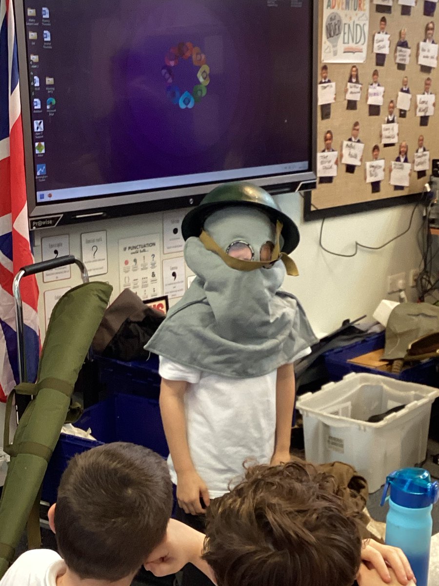 SpringwellY5's tweet photo. We especially loved the artefacts and outfits this afternoon! #history #ww1 https://t.co/hVFYc7mOr4
