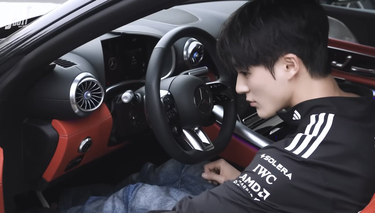 LJN_ID's tweet photo. #JENO facts of the day!
jeno dikenal sebagai car enthusiast, mendapatkan SIM nya di tahun 2020 wishlist jeno yaitu beli mobil bentley😆 mobil pertama yang ia kemudikan adalah mobil ayahnya, di tahun 2021 jeno juga ingin melakukan advertisement mobil🥹 https://t.co/7BbsRBdlEI