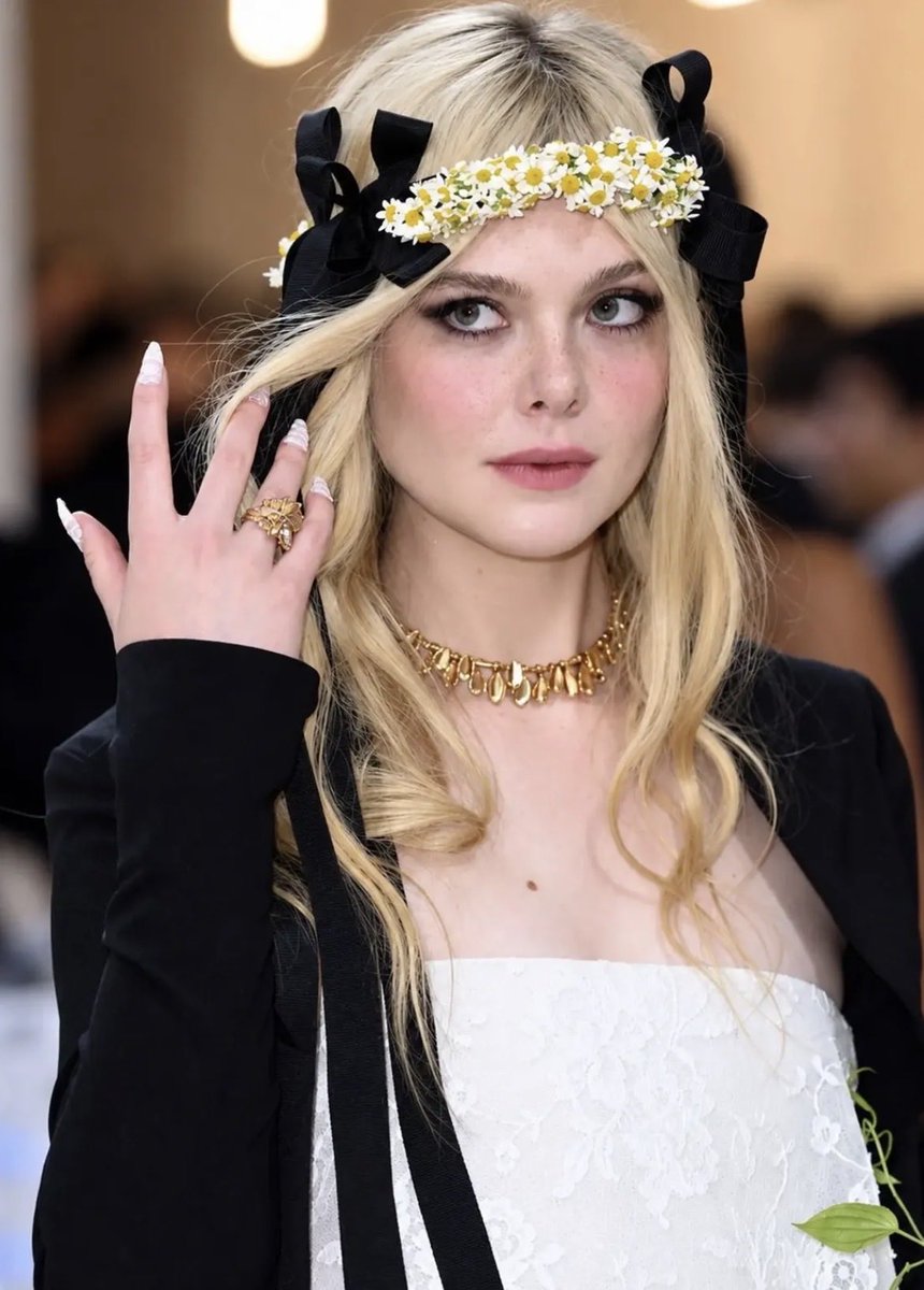 zk7VqEySh2ij5yD's tweet photo. beautiful elle fanning https://t.co/sIiazcJJQ7