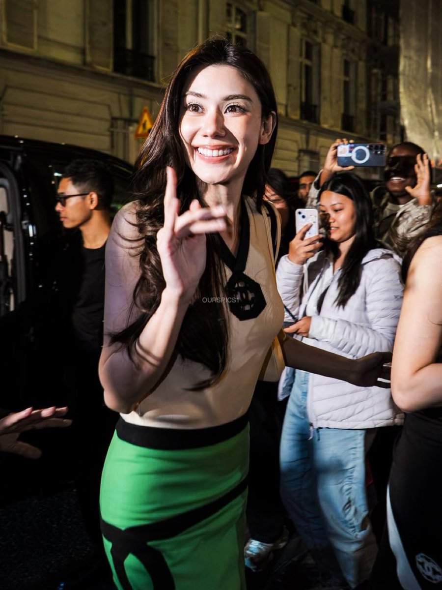 theboss_Natasha's tweet photo. สาวชาแนลขอ 1 ค่ะสมาชิก 🫶🏻💪🏻

#CHANELSS27xLenaMiu
#LalinaLena #MiuNatsha
#CHANELSpringSummer 
#CHANEL #PFW https://t.co/ZT4sor2OfW