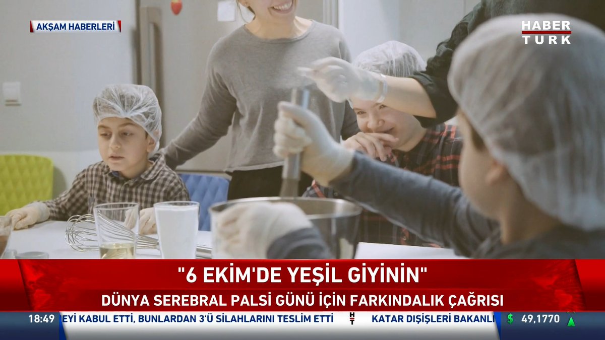 A screenshot from HaberTürk's "Akşam Haberleri" (18:49) shows children wearing hairnets and gloves participating in what appears to be a baking or cooking activity, with the on-screen headline reading "6 EKİM'DE YEŞİL GİYİNİN" — a call to wear green on October 6th for World Cerebral Palsy Day awareness.