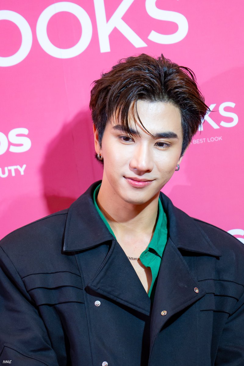 Hareshine's tweet photo. เป็นคนหล่อที่ดื้ออ่า~ 😃🤏🏻

PERTH X TOPS OF GOHAIR 

#GOHAIRxPerth 
#PerthTanapon @perthppe https://t.co/5GurEaO5mf