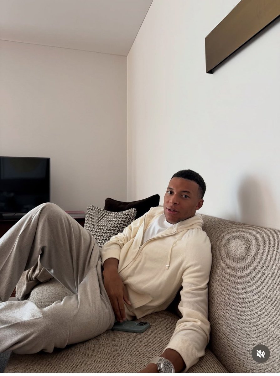 kylianmbrppe's tweet photo. eu te amo kylian mbappe postando dump https://t.co/m4qOfDpkeB